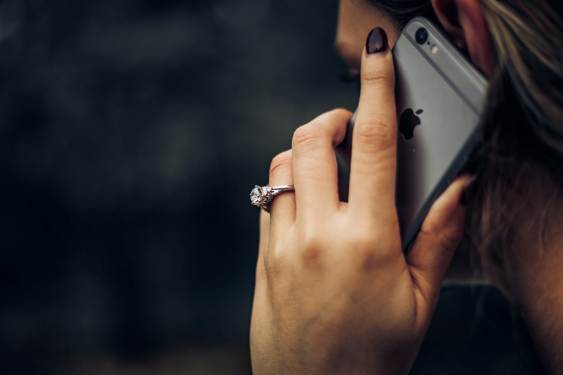 Une personne au téléphone, cible d’une arnaque au faux conseiller