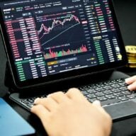 Interface de trading de cryptomonnaies Binance sur une tablette