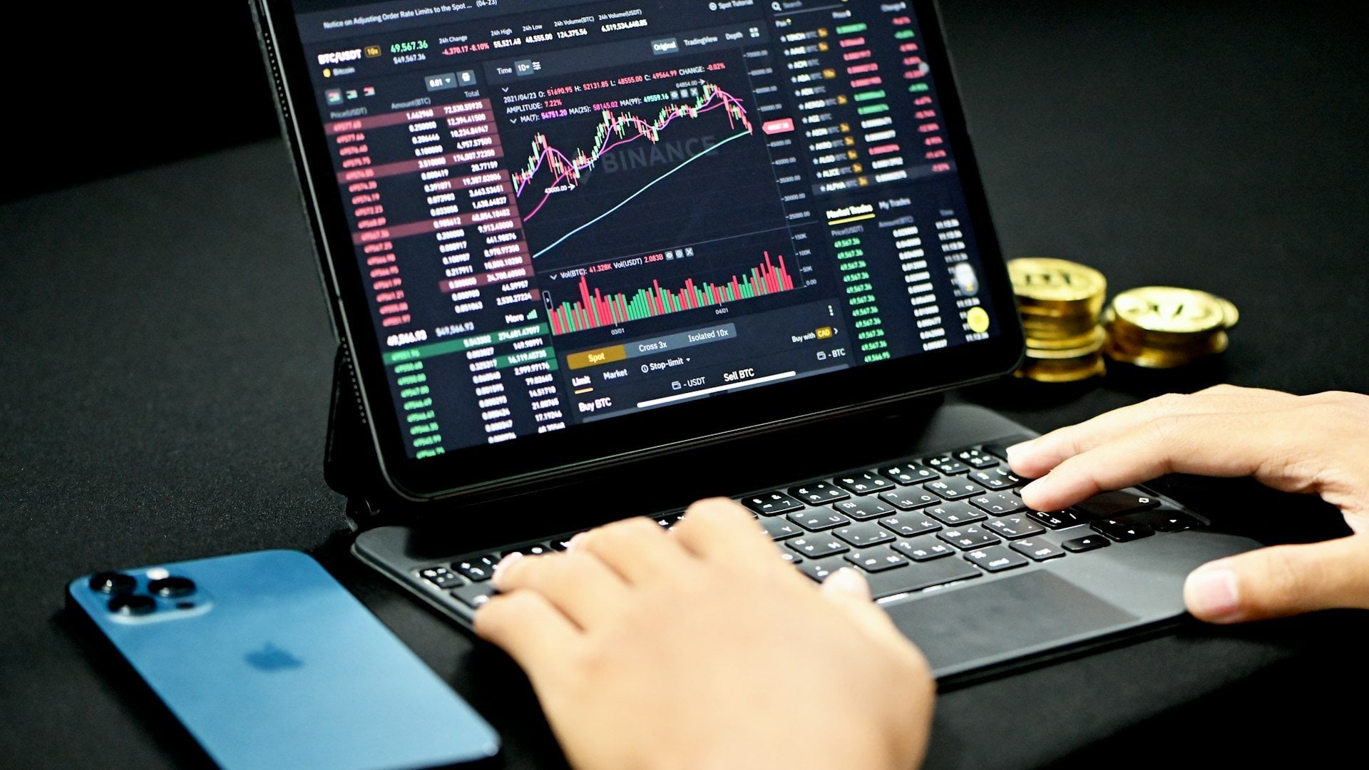 Interface de trading de cryptomonnaies Binance sur une tablette