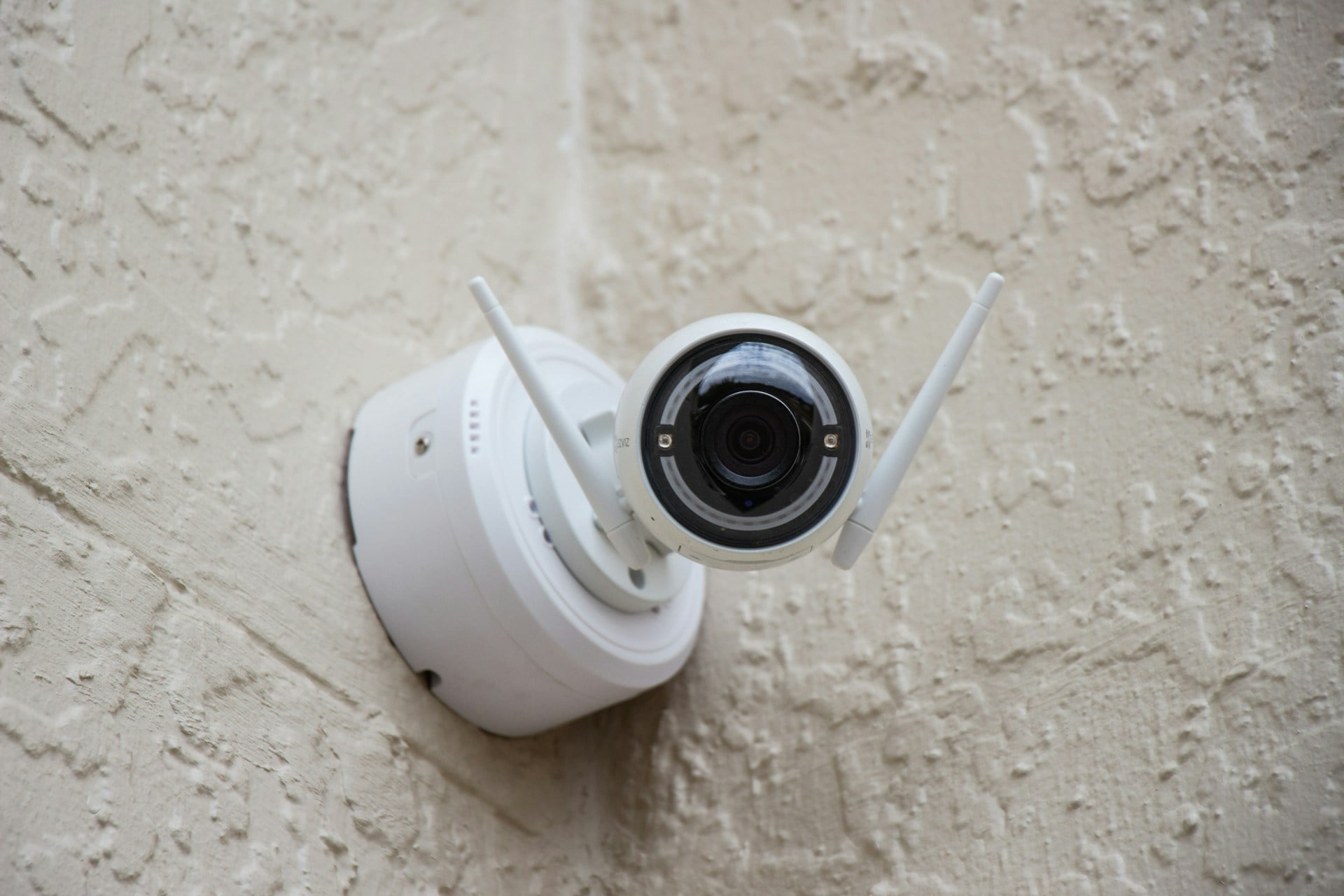 Caméra de surveillance connectée fixée à un mur