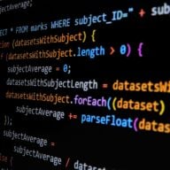 Lignes de code sur un écran sombre