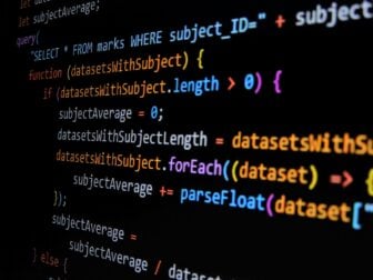 Lignes de code sur un écran sombre