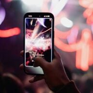 Concert Enregistrement Smartphone Avec Lumieres Neon