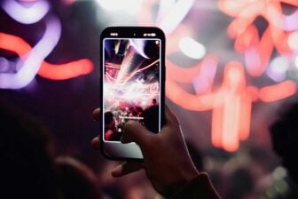 Concert Enregistrement Smartphone Avec Lumieres Neon