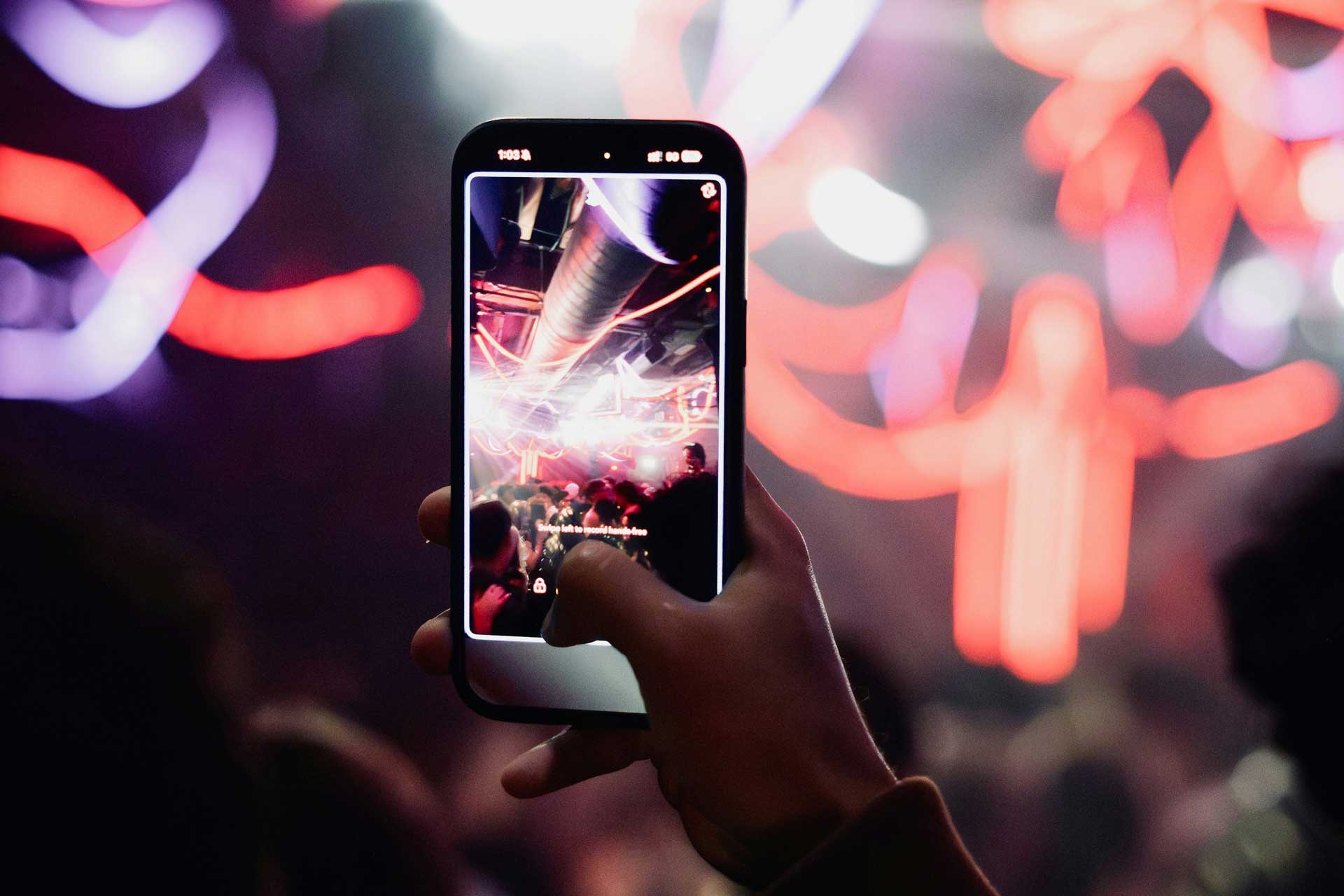 Concert Enregistrement Smartphone Avec Lumieres Neon