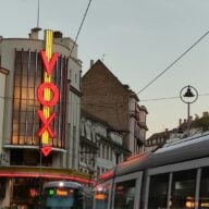 Un tramway circule dans une rue de Strasbourg