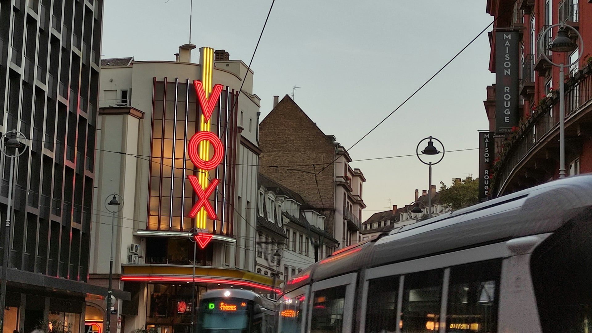 Un tramway circule dans une rue de Strasbourg