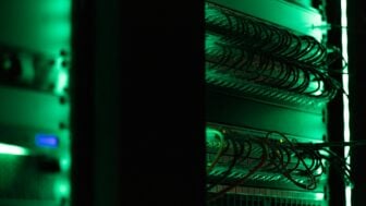 Rack de serveurs dans une salle sombre