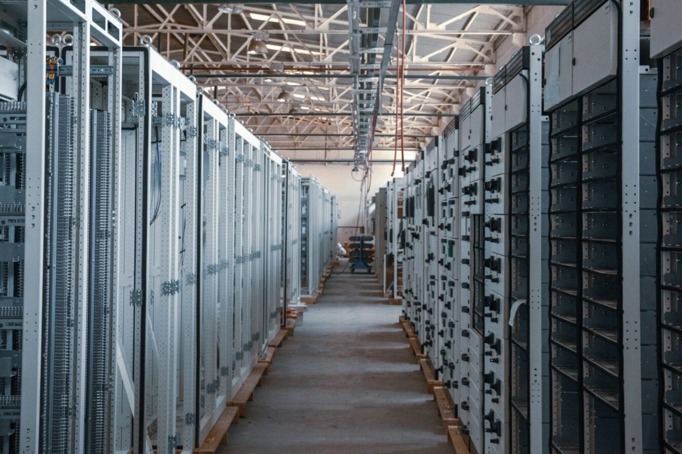 Data centers étrangers en France : les opposants se multiplient et exigent un moratoire