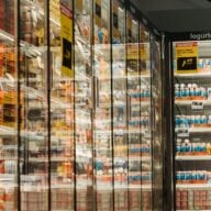 Des vitrines réfrigérées dans un supermarché