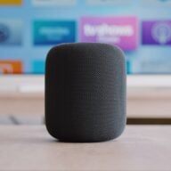 Une enceinte Apple HomePod posée sur une table