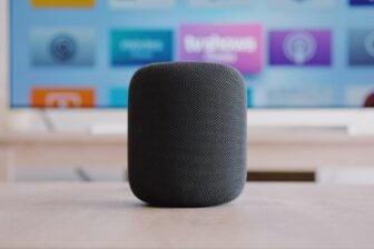 Une enceinte Apple HomePod posée sur une table