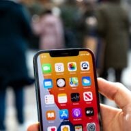 Une personne tient un iPhone dans sa main