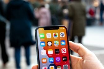 Une personne tient un iPhone dans sa main