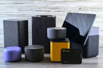 Appareils connectés du quotidien posés sur une table