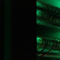 Un rack de serveurs dans une salle sombre