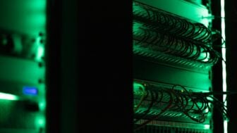 Un rack de serveurs dans une salle sombre
