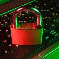 Un cadenas rouge posé sur un clavier d ordinateur