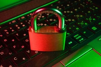 Un cadenas rouge posé sur un clavier d ordinateur