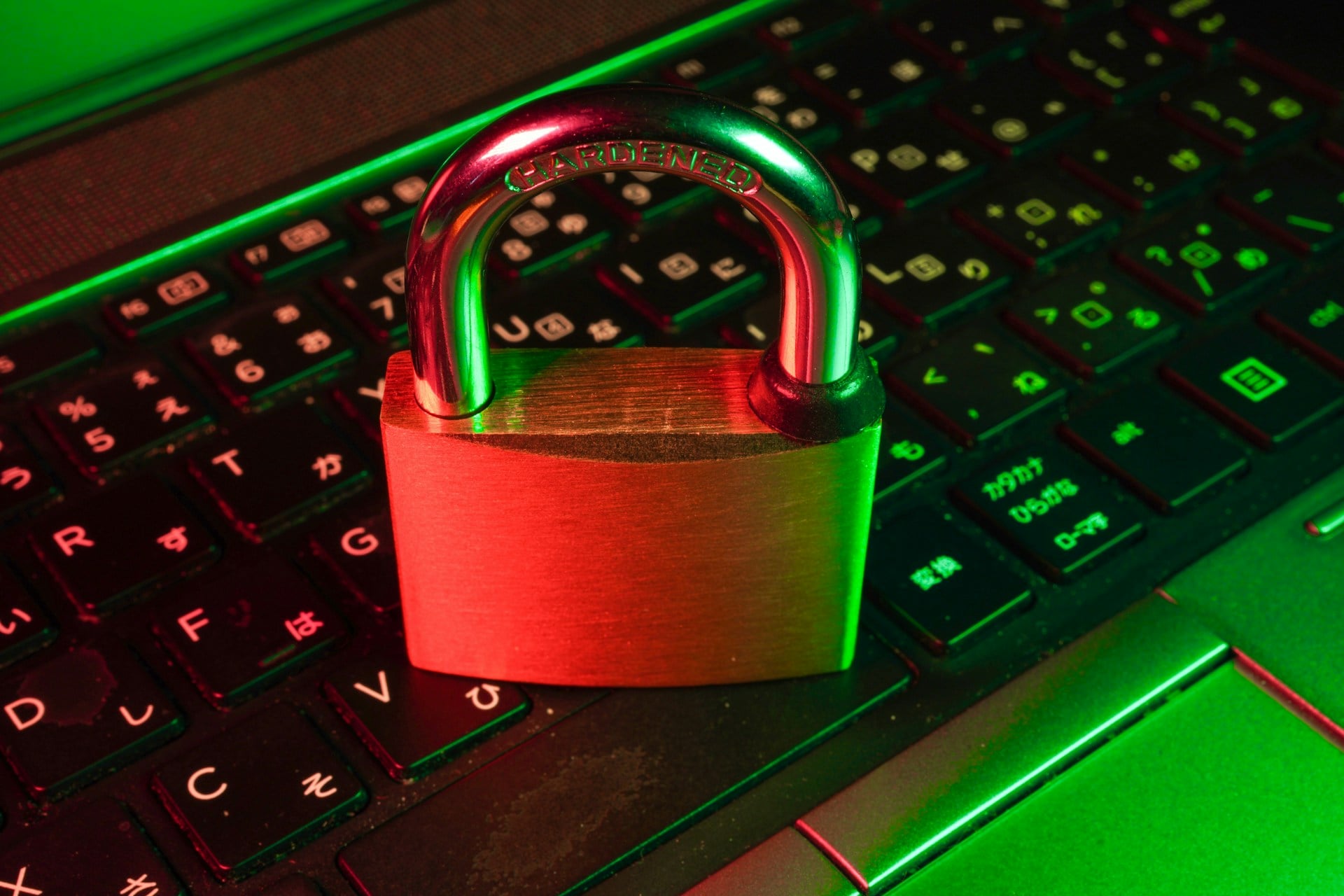 Un cadenas rouge posé sur un clavier d ordinateur