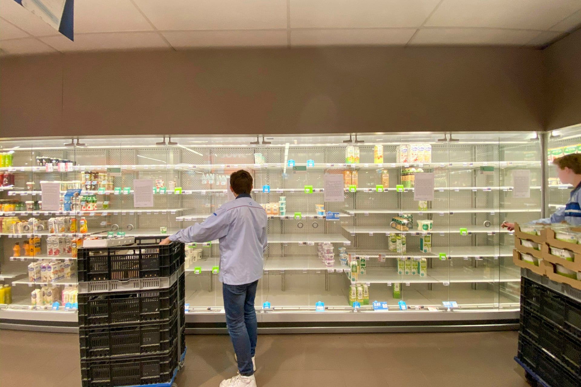 Rayons vides dans un supermarché