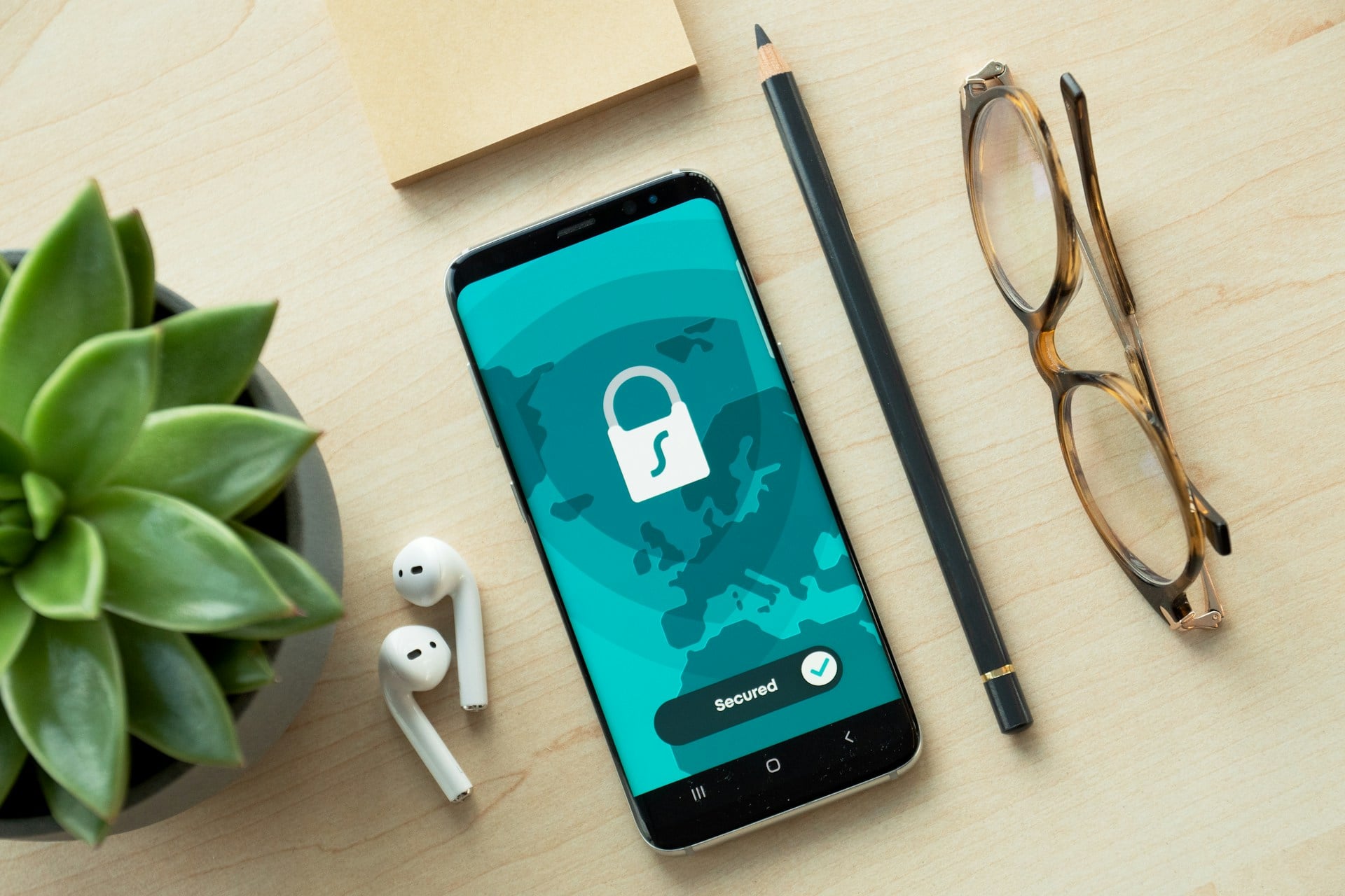 Un smartphone affichant une icône de sécurité