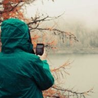 Smartphone Utilisateur Montagne Isole