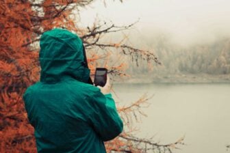 Smartphone Utilisateur Montagne Isole