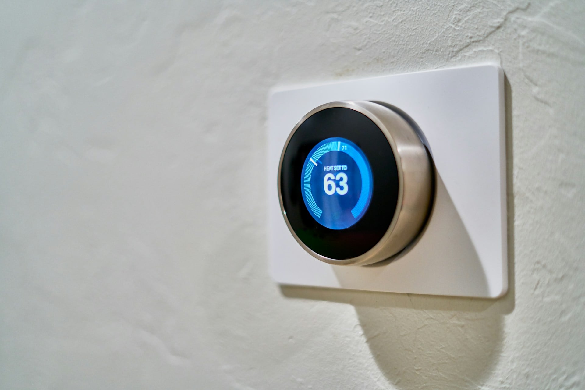 Thermostat connecté fixé au mur