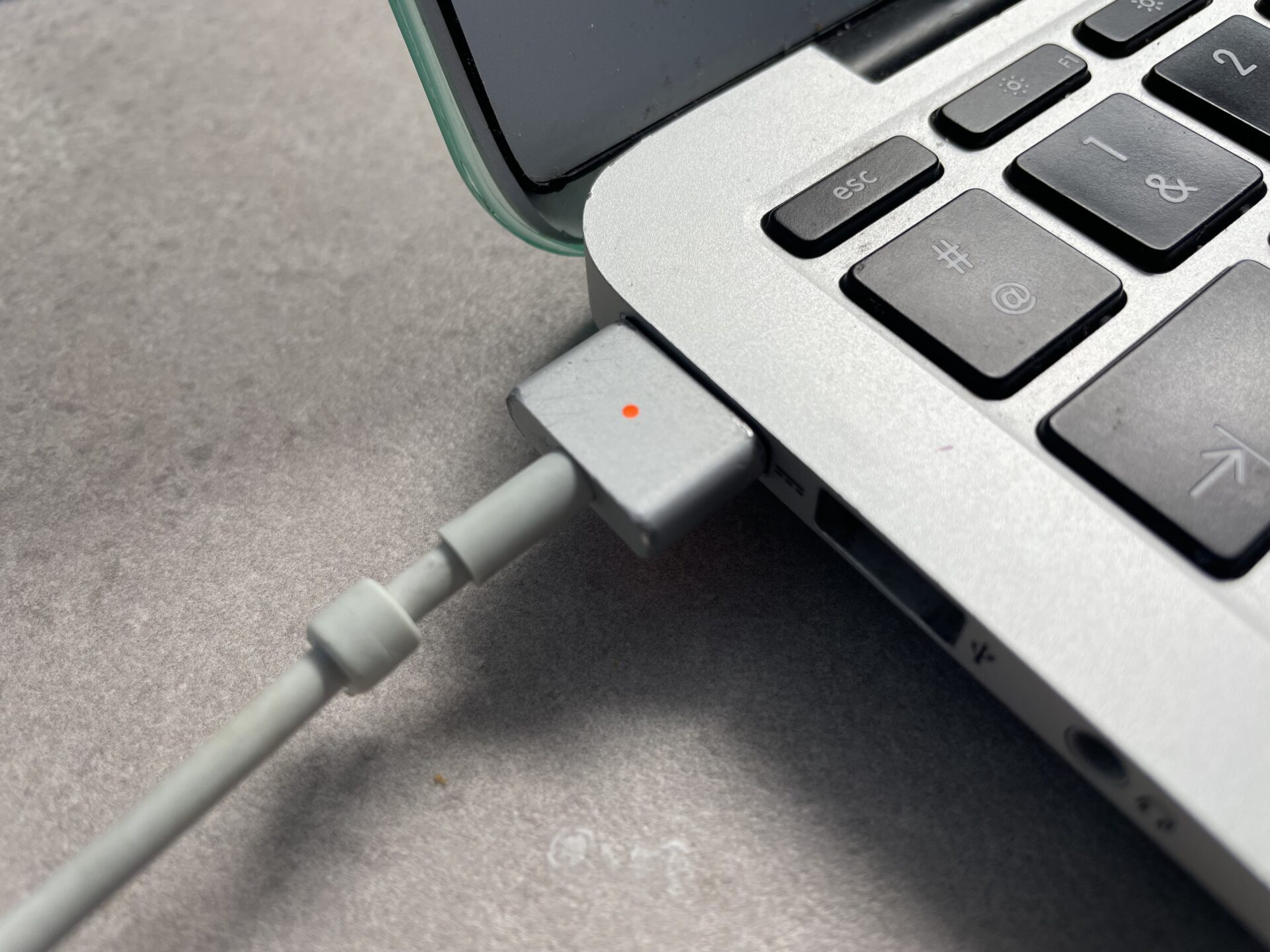 Comment réparer le chargeur MagSafe d'un MacBook ?